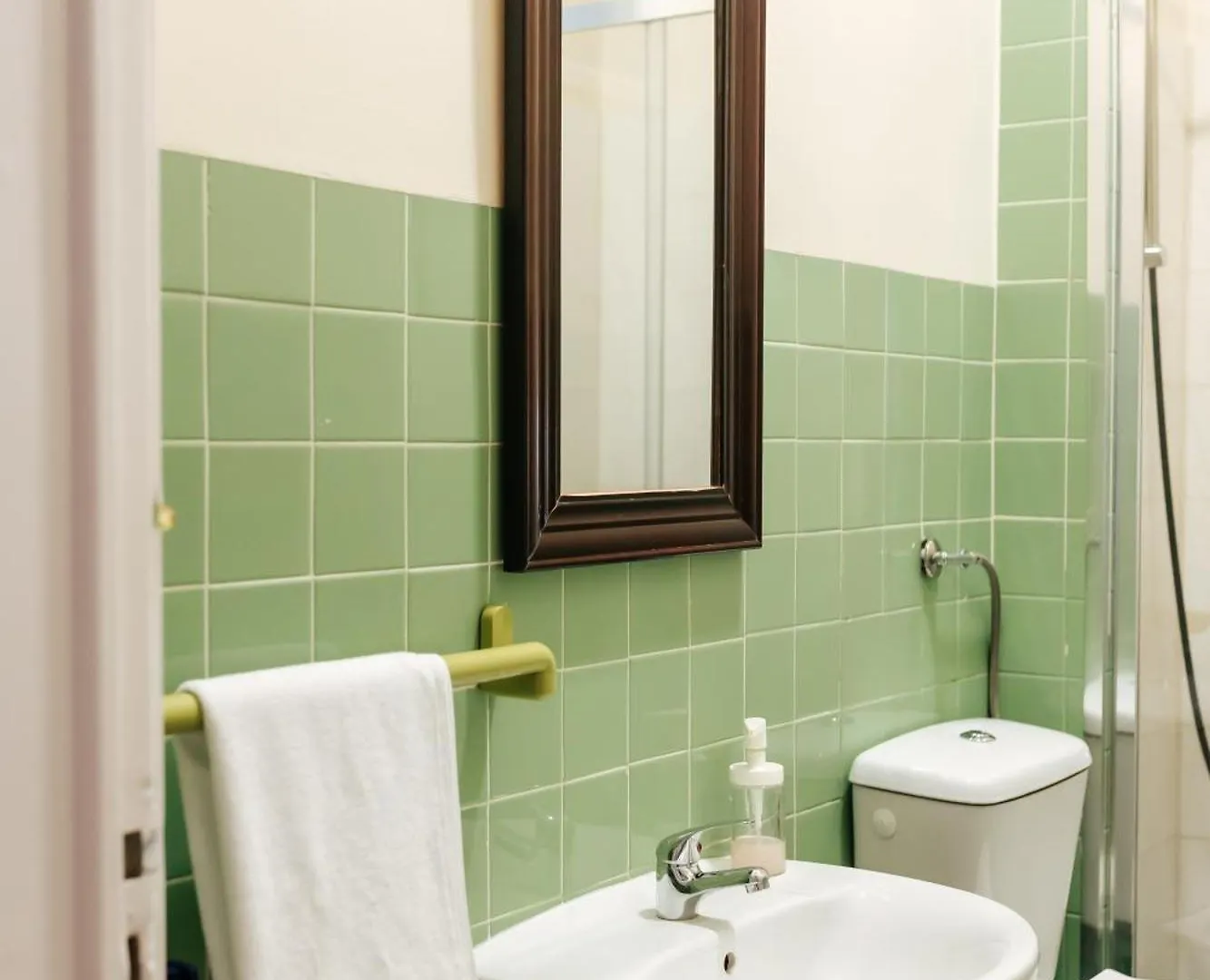 Homestay Aquilla Family Room 202 Lisbon Portugal